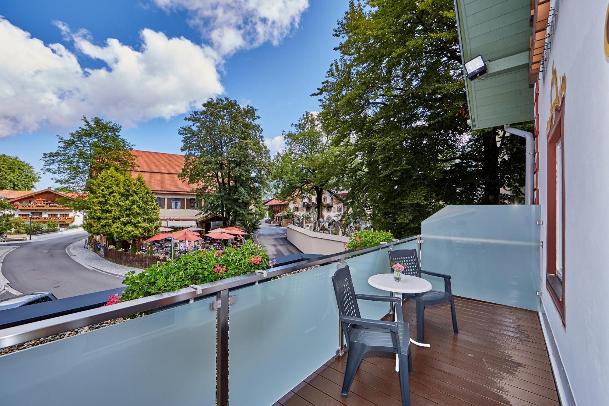 Zum Turm - Apartments Und Gaestezimmer Oberammergau Exterior foto